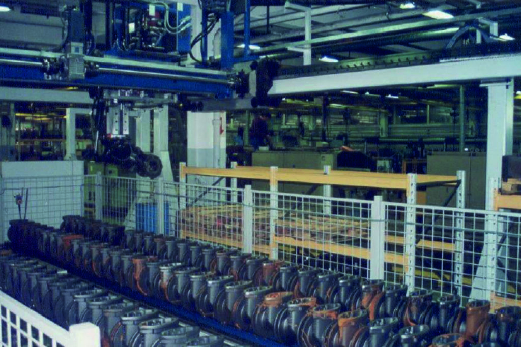Historisk bilde av robot og ventilhus i fabrikklokale. Foto.