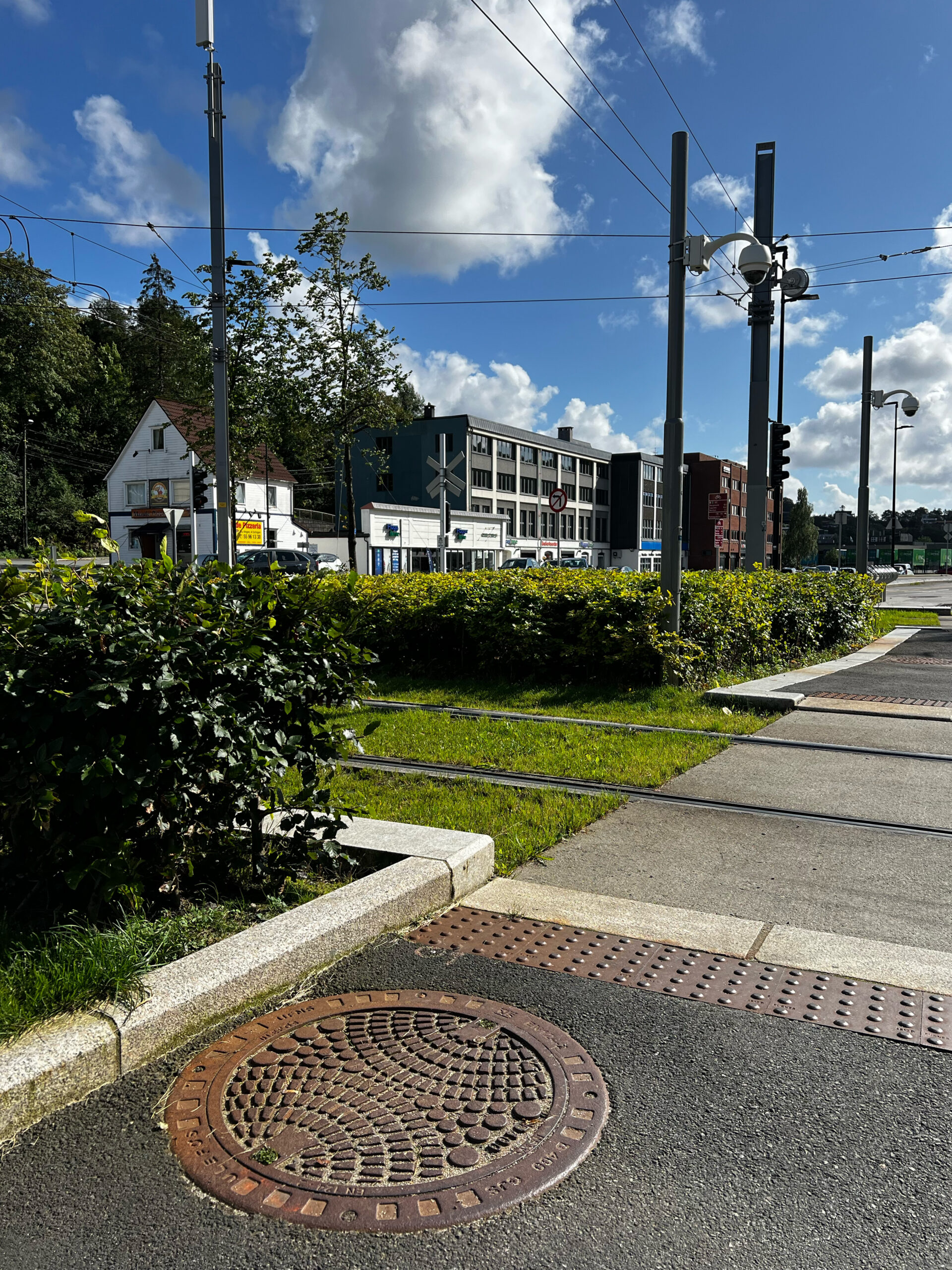 Ulefos kumlokk langs gangsti. Foto.