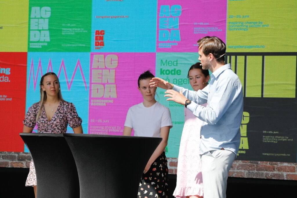 Fire unge debattanter på scenen under Kongsberg Agenda 2022. Foto.