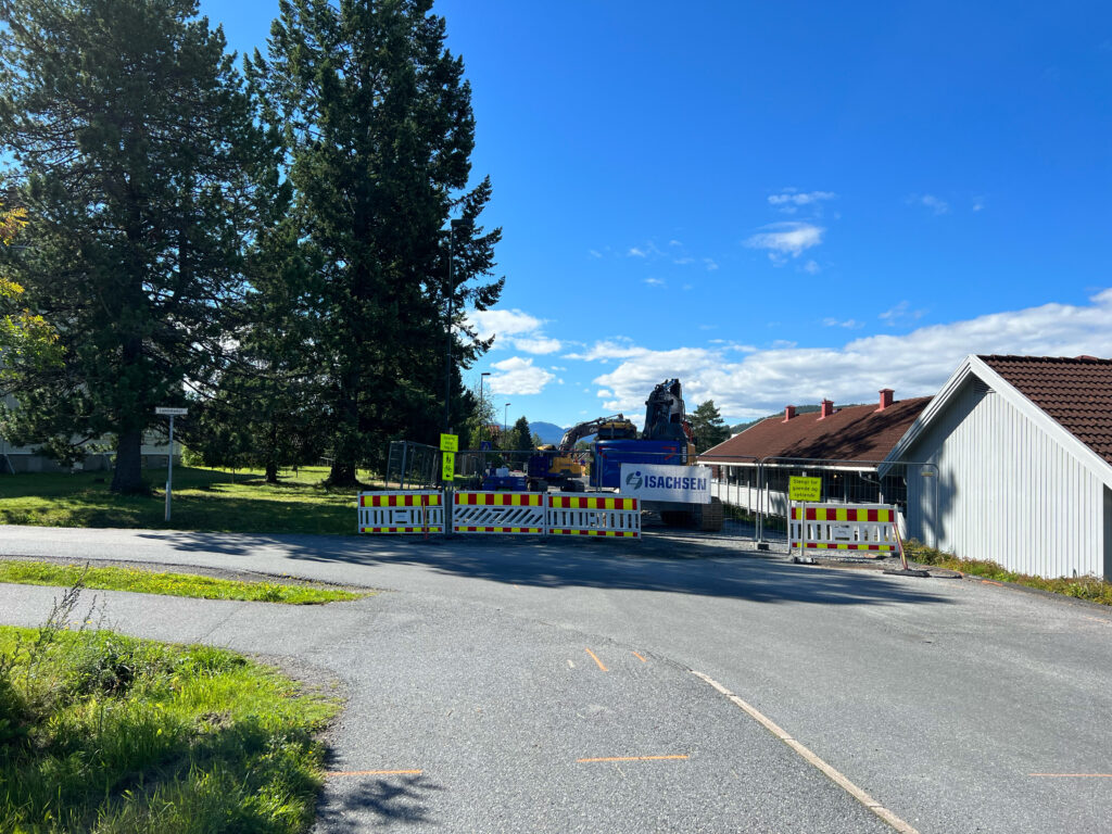 Sperret gate for veiarbeid. Foto.