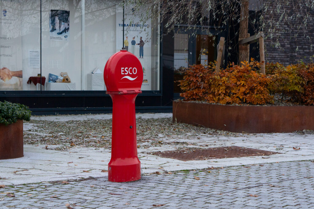 En rød Ulefos Esco brannhydrant langs gågate i Lillestrøm sentrum. Foto.