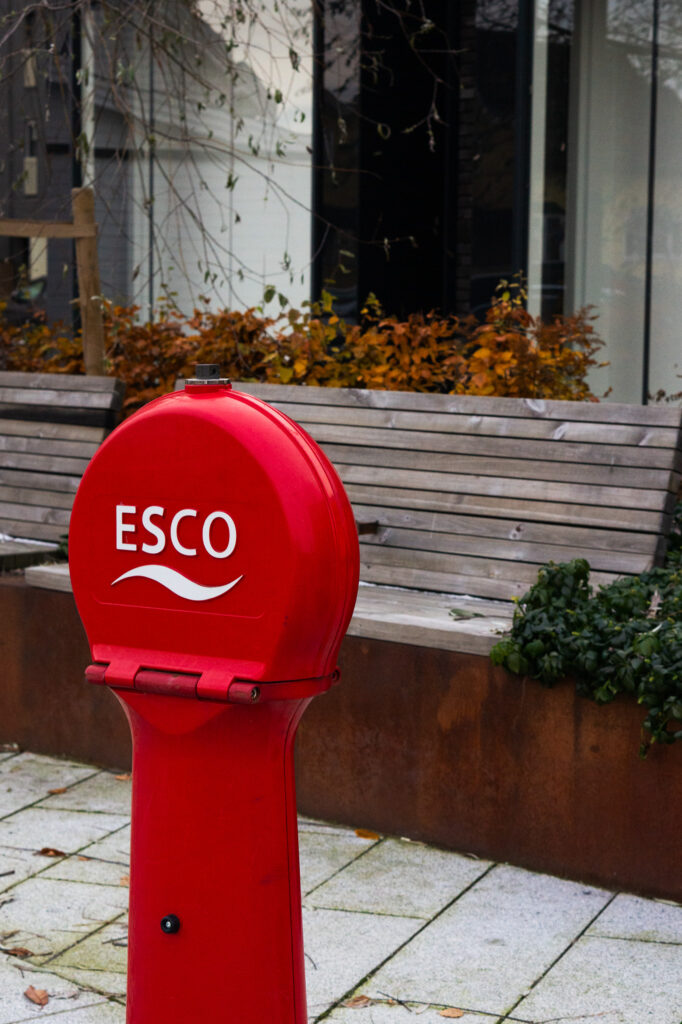 En rød Ulefos Esco brannhydrant langs gågate i Lillestrøm sentrum. Foto.