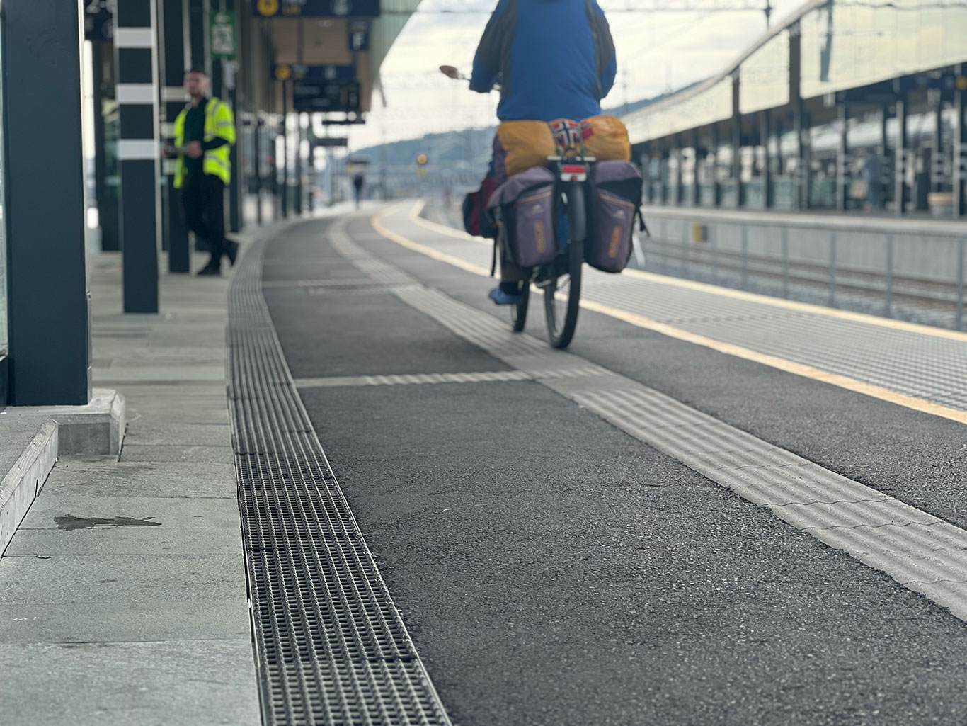 Syklist langs plattform på Drammen stasjon. Foto. 