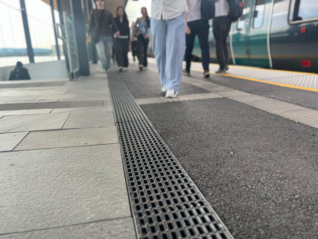 Filcoten dreneringsrenner på plattform på Drammen stasjon. Foto.