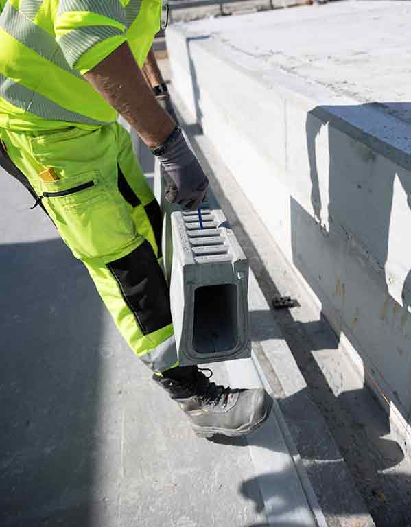 Anleggsarbeider plasserer Ulefos Filcoten dreneringsrenne. Foto.