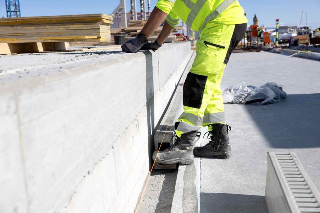 Anleggsarbeider justerer Ulefos Filcoten dreneringsrenne. Foto.