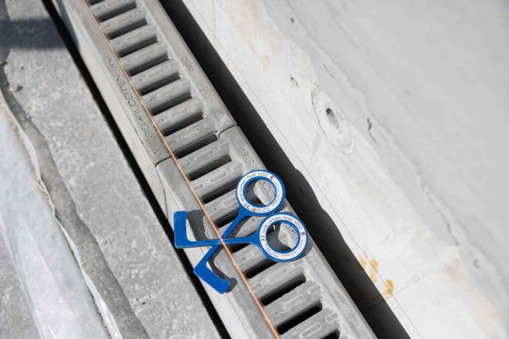 Løfteverktøy liggnede på Ulefos Filcoten dreneringsrenne. Foto. 