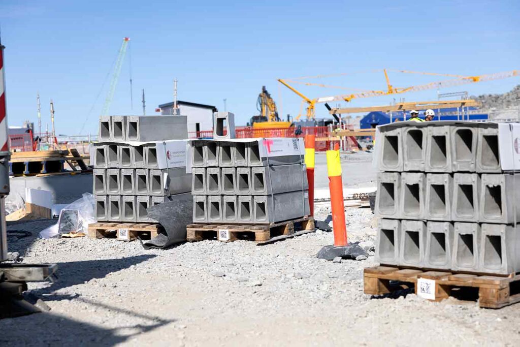 Ulefos Filcoten dreneringsrenner på paller på anleggsplass. Foto.