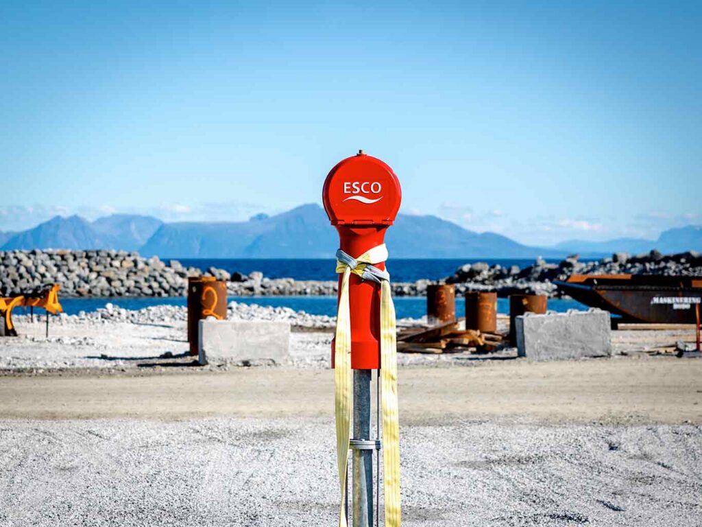 Ulefos Esco brannhydrant under montering på anleggsplass. Foto.