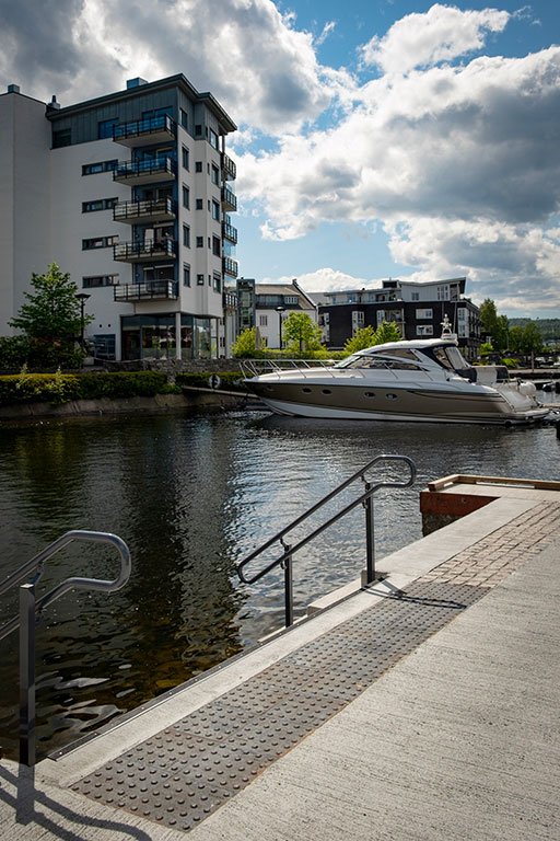 Varselindikator før trappenedgang på brygge. Foto.
